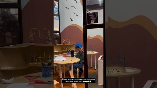 Интересно, сколько раз он слушал эту песню дома, что он ее выучил?🤣🤣🤣