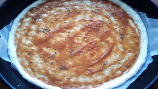 Пицца с колбасой и курицей