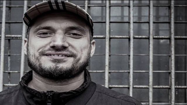 ВИДЕО ЧТОБЫ ГРУСТНО ПОЛОЖИТЬ ЛОКОТЬ НА СТОЛ