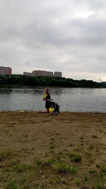 РОС Элис - фризби на рассвете на воде
