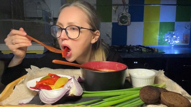 МУКБАНГ/БОРЩ 🥘С КРАСНЫМ ЛУКОМ И ГРЕНКАМИ/В какие игры мы играем с Сергеем Часть 1 ✅