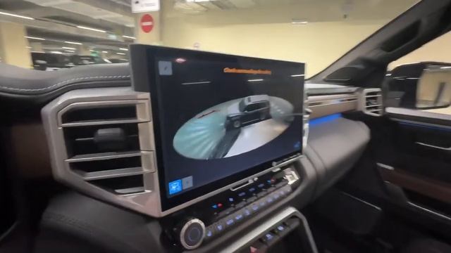 Toyota Sequoia в черном пакете. Лиса рулит