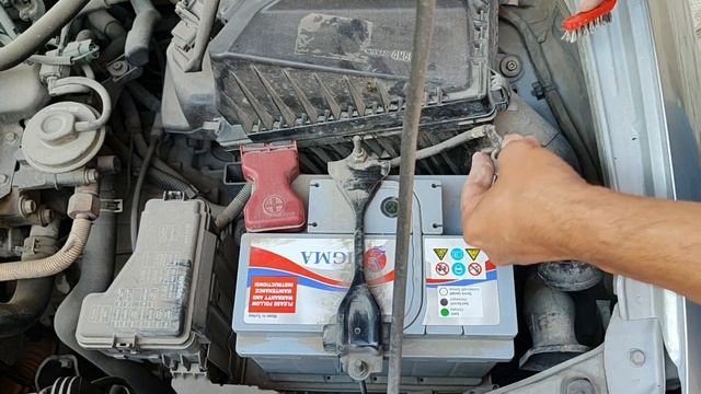Окисление клеммы аккумулятора. Battery terminal oxidation.
