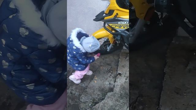 Мирослава и мотоцикл Ataki Carerra 300 Техника любит чистоту