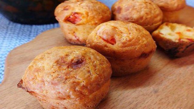 Кексы с помидорами и сулугуни