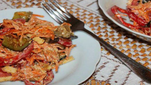Салат с корейской морковью и жареным баклажаном
