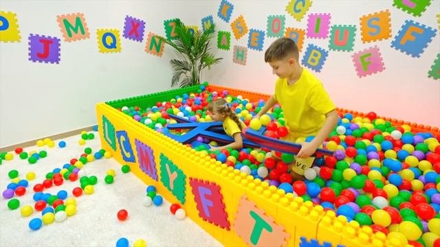 Диана и Рома Диана и Рома играют в азбучную игру с Оливером