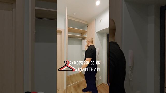 2025.03.10 Распашной шкаф встроенный в нише прихожей, заказ сделан с подгонкой под неровности стен.