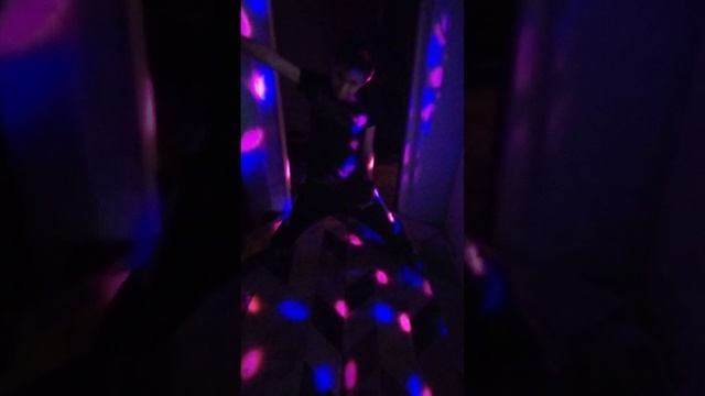 танцуют под любимую музыку