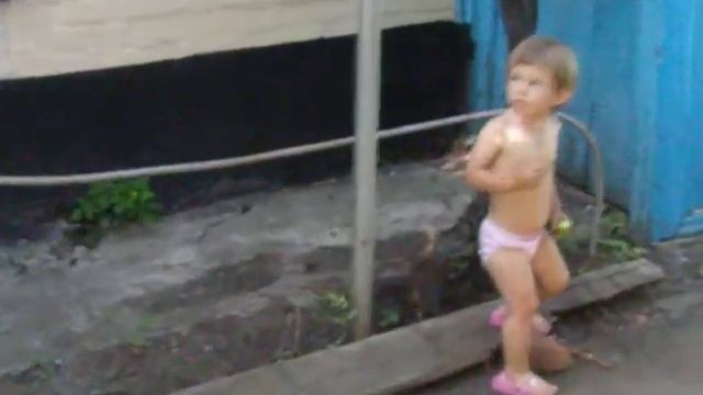 Баба Маня чистит картошку