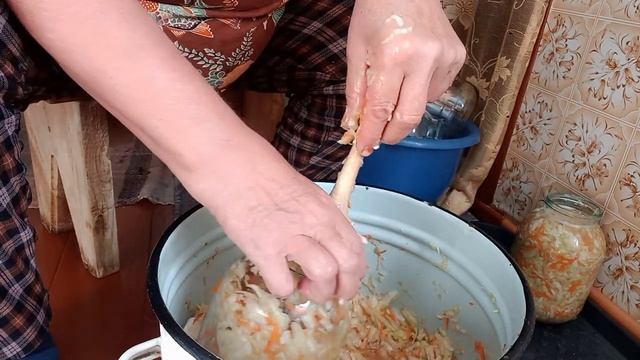 Готовлю капусту на хранение.