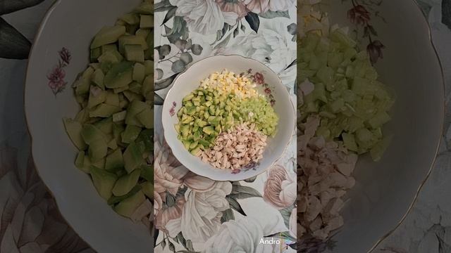 Простой и вкусный салат с авокадо. Не забудьте полить авокадо лимонным соком!