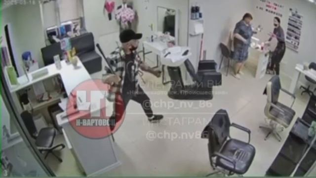 В Нижневартовске мужчина избил бывшую жену битой в салоне красоты