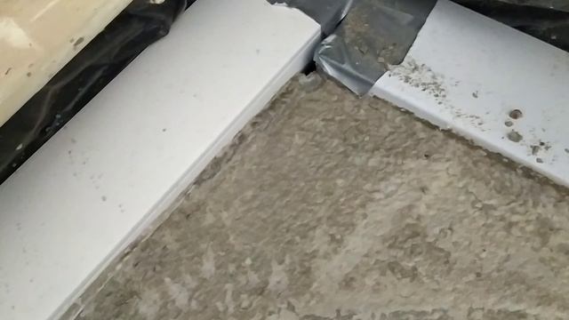 Показываю пол который нам залили.