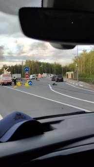 Автомобиль McLaren влетел в отбойник на платной трассе в районе Одинцово, после чего загорелся