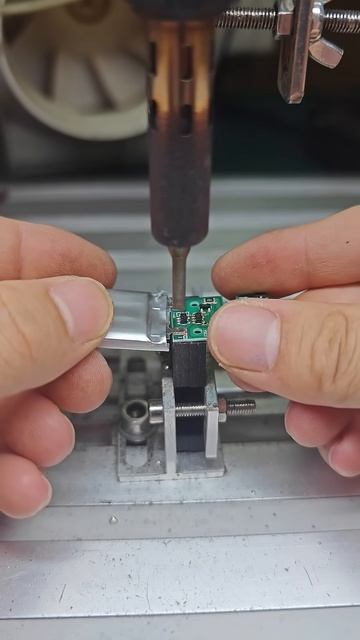 Flawless Soldering of Electronic Components with Automatic Wire-Feed & Laser Guide ｜ So Satisfying!