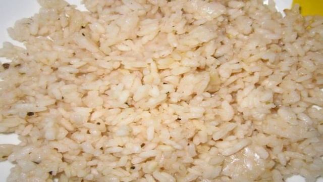 Салат с рисом, копчеными сосисками и маринованным луком