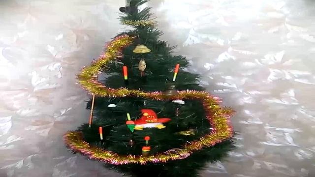 С новым Годом! Елка рыбака с украшениями из остнастки