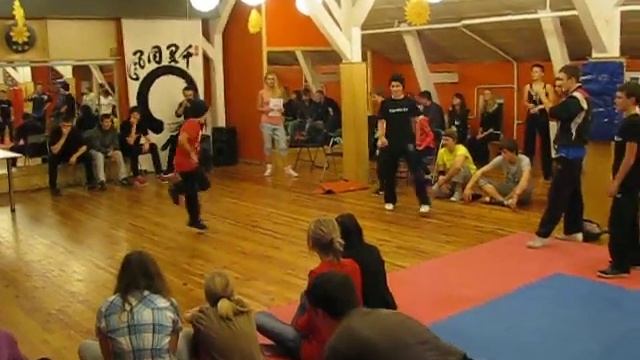 Андрей танцует