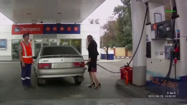 Женщина на заправке