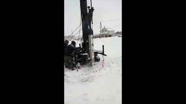 Тестовая зимняя забивка сваи 200 мм длиной 4 метра на новой установке