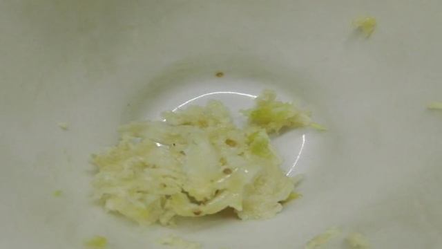 Спагетти с чесночной заправкой и зеленью