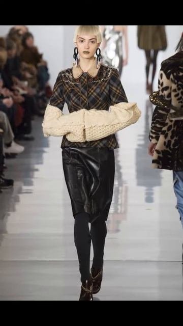 Модели Maison Margiela  2016 г. на неделе моды в Париже.