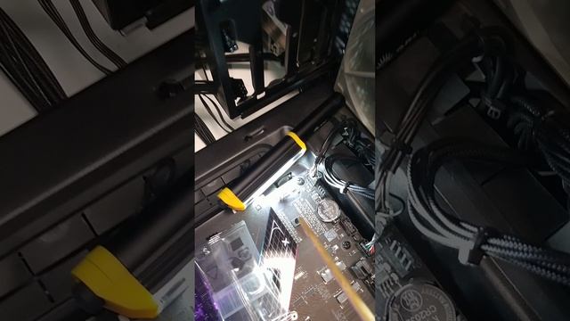 Ставьте резиновые ноги под SSD M2 на ASUS ROG STRIX B850-F. Предотвращайте изгиб печатной платы SSD.