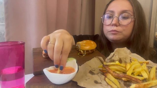 Мукбанг вкусно и точка / мукбанг бургеры и картошка фр?