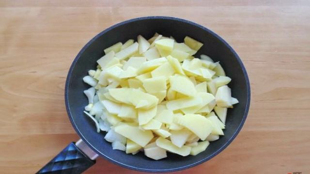 Картофель с яйцами и шпинатом