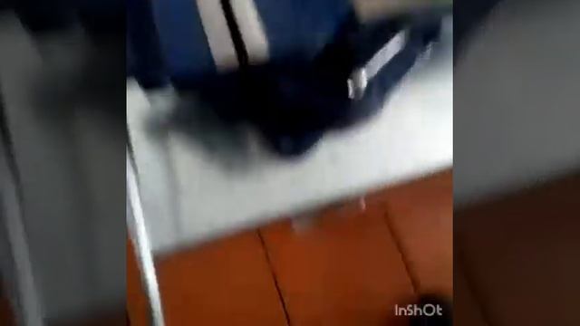 Пацан пилит доску