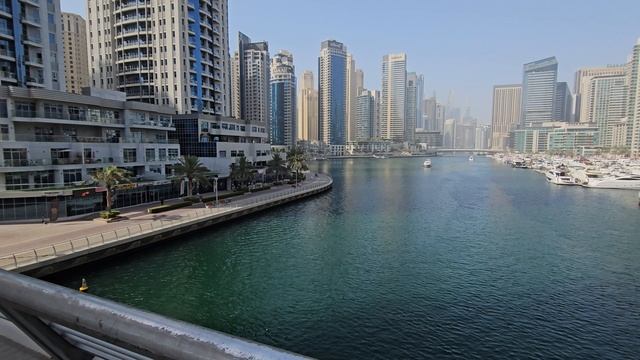 Дорога от станции метро на пляж Marina Beach. Дубай. ОАЭ.