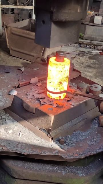 Mastering Metal Forging： Shaping and Punching Red-Hot Steel