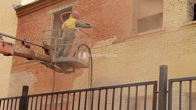 Пескоструйка кирпичного фасада с автовышки - obrabotka.ru