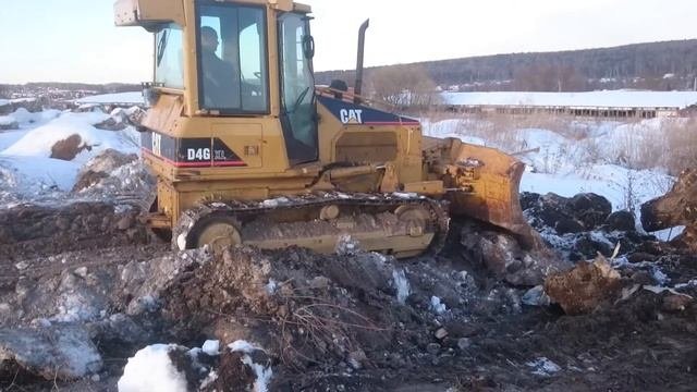 Бульдозер катерпиллер в работе