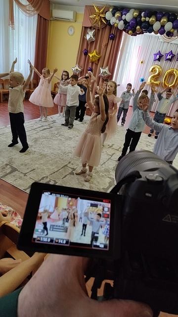 Выпускной в детском саду 🥳дети поют и зажигают