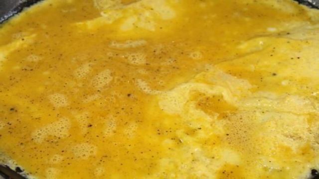 Омлет с помидорами и сырокопченой колбасой