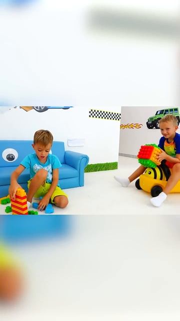 Влад и Ники играют с игрушечными кубиками