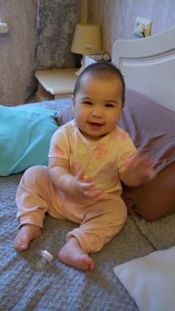 Маленькая Эсмеральда учится хлопать в ладоши, и каждая её улыбка просто растапливает сердце! 💖