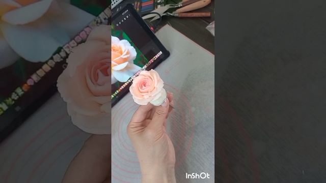 Процесс доработки цветка Розы из творожной крем-пасты