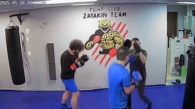 Основная задача при «работе на лапах» — совершенствование техники бокса.
