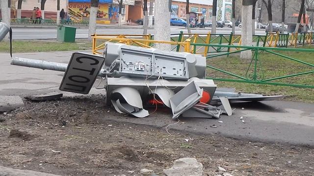 Светофор чета приуныл.