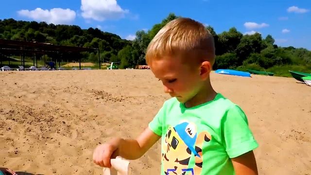 Влад и Никита - Влад и Никита играют на пляже   Подборка видео для детей