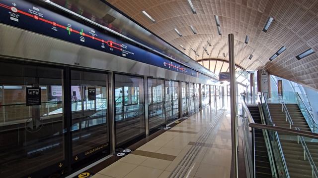 Метро в Дубае,  едем на пляж, станция метро.