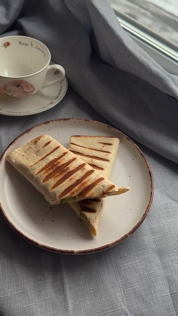 Тортилья с беконом, маринованным огурцом и сыром