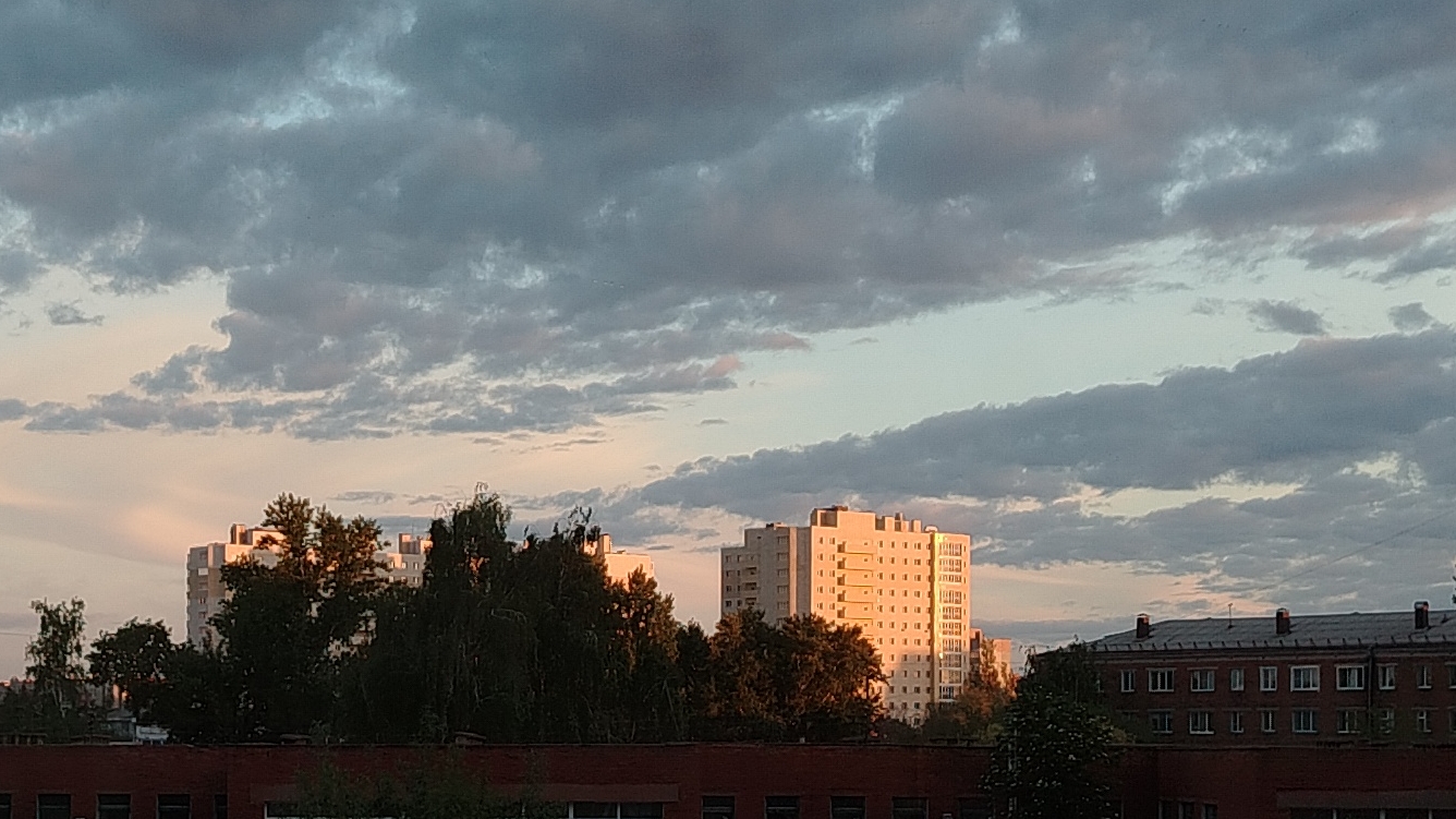 выливаю на подругу ведро с водой за просмотры