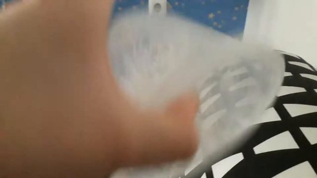 прикол шариками😂😁😀😀