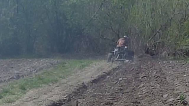 Минипогрузчик на необрезанных мостахвспашка земли.