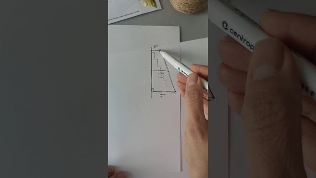 Перила лестницы дачного дома для надёжности укреплены посередине вертикальным стол.mp4