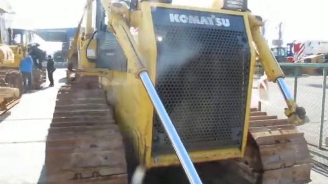 Бульдозер Komatsu D65EX-15. Местонахождение - Владивосток.